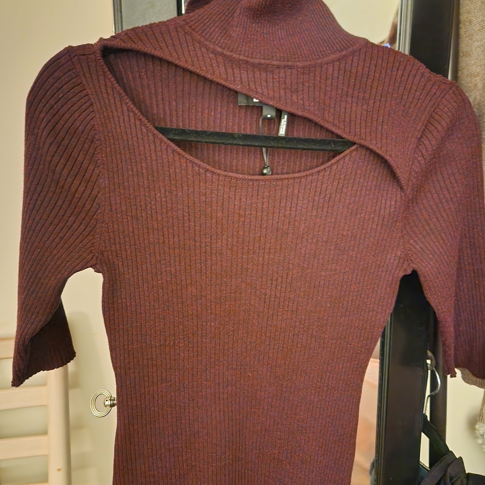 DKNY Ribbed Cut-Out Turtleneck Sweater | Maroon Knit | Size M | Chic Fall Winter
